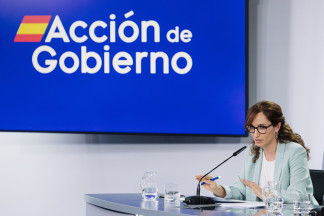 La ministra de Sanidad, Mónica García, interviene durante la rueda de prensa posterior al Consejo de Ministros, a 12 de mayo de 2026, en Madrid (España). El Consejo de Ministros ha aprobado hoy el 