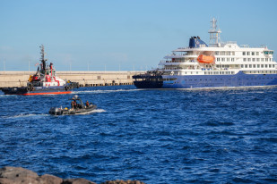Vista del crucero MV Hondius atracado en el puerto de Granadilla antes de poner rumbo a Países Bajos, a 11 de mayo de 2026, en Granadilla de Abona, Tenerife, Islas Canarias (España). La ministra de 