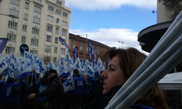 Archivo - Técnicos de enfemería se concentran frente al Congreso de los Diputados