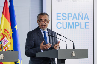 El director general de la Organización Mundial de la Salud (OMS), Tedros Adhanom, durante una rueda de prensa con el presidente del Gobierno, Pedro Sánchez, en el Palacio de la Moncloa, a 12 de mayo