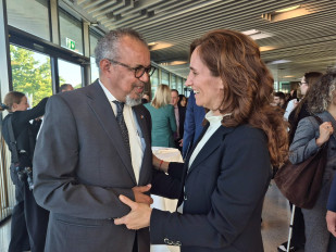La ministra de Sanidad, Mónica García, junto al director general de la Organización Mundial de la Salud (OMS), Tedros Adhanom Ghebreyesus.