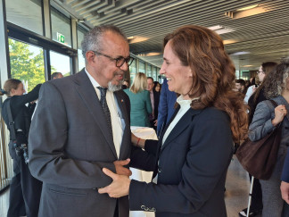 La ministra de Sanidad, Mónica García, junto al director general de la Organización Mundial de la Salud (OMS), Tedros Adhanom Ghebreyesus.
