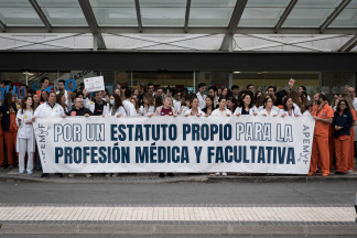 Archivo - Varias personas durante una concentración, frente al Hospital Universitario Puerta del Hierro, a 20 de marzo de 2026, en Madrid (España). La concentración se enmarca en la huelga médica 