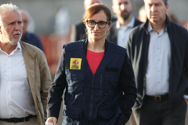 La ministra de Sanidad, Mónica García atiende a los medios para informar sobre el desembarco del crucero con hantavirus, en el puerto de Granadilla, a 10 de mayo de 2026, en Granadilla de Abona, Tenerife, Islas Canarias (España). Sanidad anuncia que los p