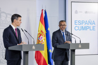 El presidente del Gobierno, Pedro Sánchez (i), recibe al director general de la Organización Mundial de la Salud (OMS), Tedros Adhanom (d), en el Palacio de la Moncloa, a 12 de mayo de 2026, en Madr