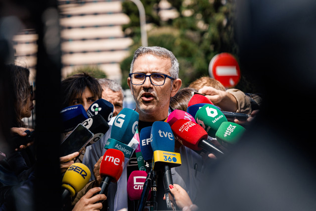 El delegado de CSIF en el Hospital Gómez Ulla, José García, atiende a los medios de comunicación, frente al Hospital Gómez Ulla, a 11 de mayo de 2026, en Madrid (España). García ha alertado del despido inminente de 200 trabajadores temporales en el Hospit