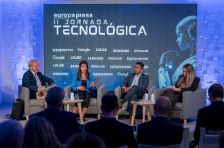 Chief Strategy Officer en Sngular, Julián de Cabo, la coordinadora de Área en SG de Ciudadanía, Talento y Emprendimientos Digital, Cristina Roca, el Director de Tecnología, Innovación e IA de LaL