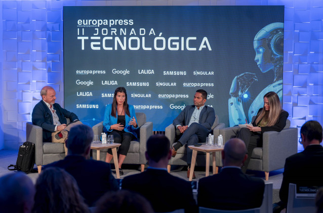 Chief Strategy Officer en Sngular, Julián de Cabo, la coordinadora de Área en SG de Ciudadanía, Talento y Emprendimientos Digital, Cristina Roca, el Director de Tecnología, Innovación e IA de LaLiga, Prasanna Kumar, y la periodista de EP María Manzano,