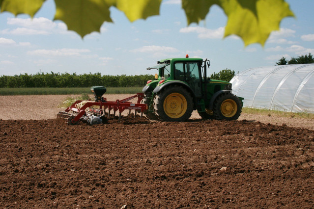 Archivo - Tractor en campo.