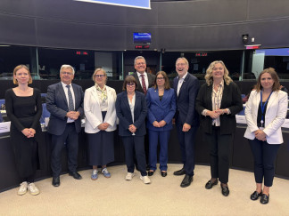 Los negociadores del Parlamento Europeo, Consejo y Comisión Europea celebran el acuerdo de madrugada para aplicar el pacto arancelario entre la UE y Estados Unidos.
