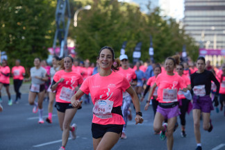 Archivo - Decenas de personas durante la Carrera de la Mujer 2025, a 11 de mayo de 2025, en Madrid (España). Aparte de fomentar el ejercicio en todas las edades, esta carrera, de unos 6 kilómetros d