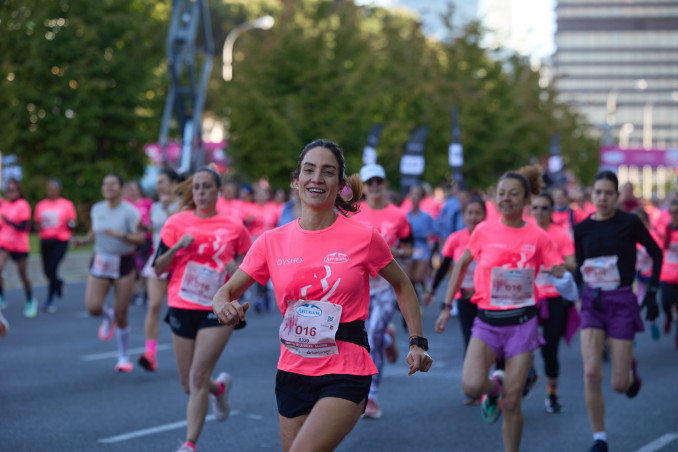 Archivo - Decenas de personas durante la Carrera de la Mujer 2025, a 11 de mayo de 2025, en Madrid (España). Aparte de fomentar el ejercicio en todas las edades, esta carrera, de unos 6 kilómetros d