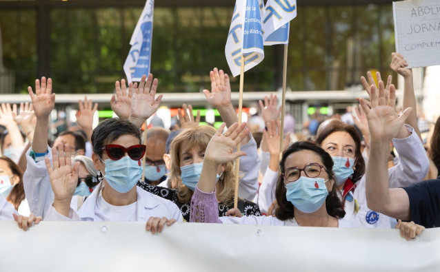 Sanitarios durante la concentración oficial convocada por las organizaciones médicas estatales, a 20 de mayo de 2026, en Madrid (España). Los facultativos sanitarios se movilizan frente a la sede del Ministerio de Sanidad en una jornada de protesta coordi