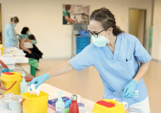 Archivo - Una enfermera prepara una vacuna contra el Covid-19, en el Hospital Infanta Sofía, a 30 de diciembre de 2021, en San Sebastián de los Reyes, Madrid, (España). La Comunidad de Madrid permi