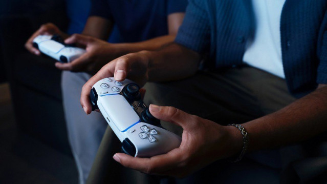 Persona jugando con un mando de PS5