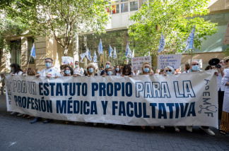 Médicos y facultativos durante una concentración frente a la Consejería de Sanidad, a 22 de mayo de 2026, en Madrid (España). Médicos y facultativos de la Comunidad de Madrid iniciaron el lunes, 