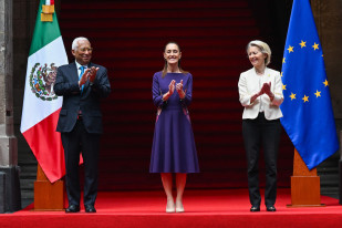 El presidente del Consejo Europeo, António Costa; la presidenta de México, Claudia Sheinbaum; y la preisdenta de la Comisión Europea, Ursula von der Leyen, al inicio de la 8 Cumbre UE-México.
