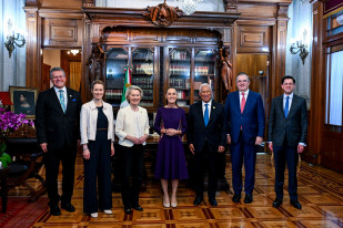 Los presidentes de la Comisión Europea, Ursula von der Leyen, del Consejo Europeo, António Costa, junto a la presidenta de México, Claudia Sheinbaum, en la VIII Cumbre UE-México, acompaados tambi�