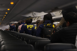 EuropaPress 7548119 agentes pdi chilena escoltan migrantes vuelo deportacion