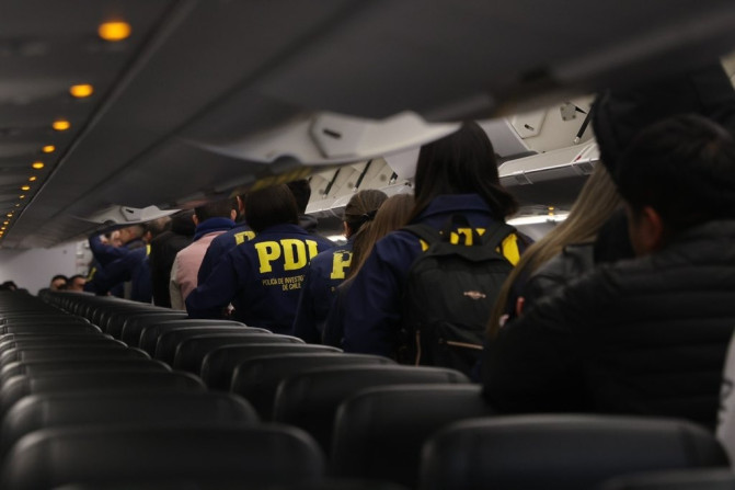 EuropaPress 7548119 agentes pdi chilena escoltan migrantes vuelo deportacion
