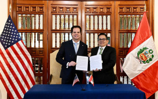 El embajador de Estados Unidos en Perú, Bernie Navarro, y el presidente ejecutivo de la Agencia de Promoción de la Inversión Privada (Proinversión) de Perú, Luis del Carpio, firman un memorándum
