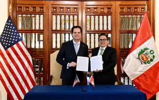 El embajador de Estados Unidos en Perú, Bernie Navarro, y el presidente ejecutivo de la Agencia de Promoción de la Inversión Privada (Proinversión) de Perú, Luis del Carpio, firman un memorándum