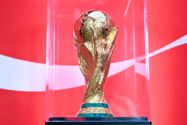 Archivo - El trofeo original de la Copa Mundial de la FIFA 2026