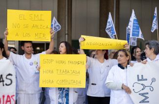 Médicos y facultativos durante una concentración frente al Hospital de Móstoles, a 19 de mayo de 2026, en Móstoles, Madrid (España). Médicos y facultativos de la Comunidad de Madrid iniciaron ay