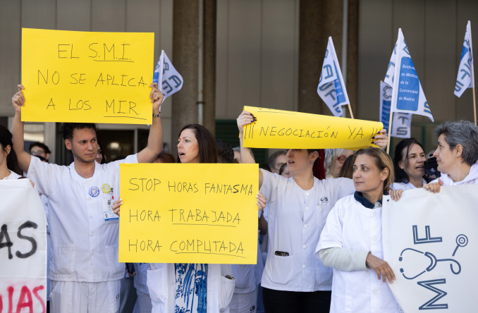 Médicos y facultativos durante una concentración frente al Hospital de Móstoles, a 19 de mayo de 2026, en Móstoles, Madrid (España). Médicos y facultativos de la Comunidad de Madrid iniciaron ay