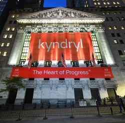 Archivo - Fachada de Wall Street engalanada con el logo de Kyndryl durante su salida a bolsa tras el 'spin-off' de IBM.