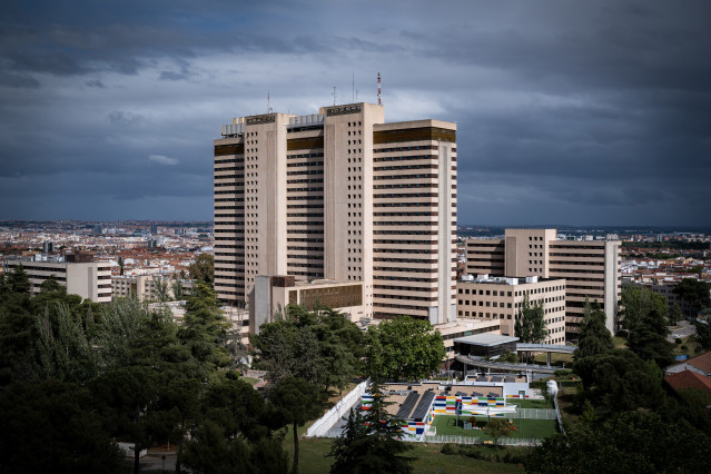 Exteriores del Hospital Central de la Defensa Gómez Ulla, a 10 de mayo de 2026, en Madrid (España). Los 14 españoles que viajaban en el crucero MV Hondius aquejado por un brote de hantavirus son trasladados al Hospital Gómez Ulla para iniciar una cuarente