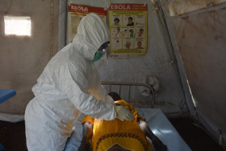 Archivo - Jackline trabaja como enfermera en la prevención del ébola en Sudán del Sur