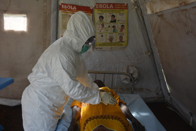 Archivo - Jackline trabaja como enfermera en la prevención del ébola en Sudán del Sur
