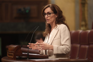 La ministra de Sanidad, Mónica García, interviene durante una sesión plenaria en el Congreso de los Diputados, a 27 de mayo de 2026, en Madrid (España). El pleno centra su actividad en el control 
