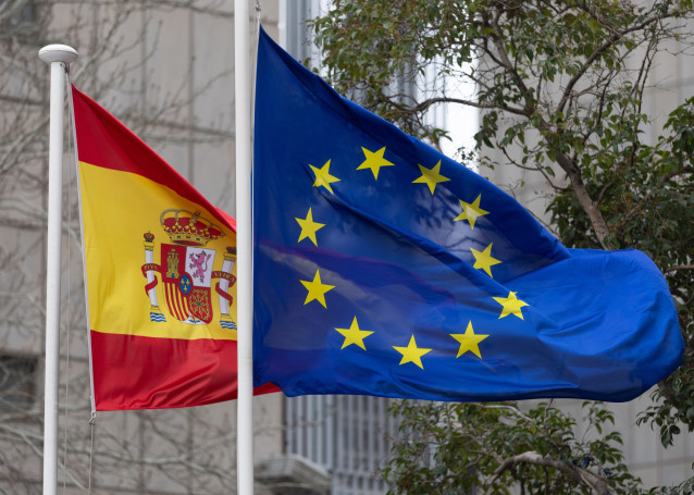Archivo - La bandera de España y de la Unión Europea