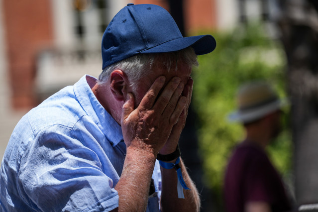 Turistas se protegen del calor por las calles de Sevilla. A 27 de mayo de 2026 en Sevilla, Andalucía (España).Un potente anticiclón africano ha disparado las temperaturas en Sevilla, donde se esperan máximas de 37 °C entre miércoles y jueves, alcanzando l