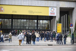 Archivo - La ministra de Sanidad atiende a los medios de comunicación con motivo de las pruebas de Formación Sanitaria Especializada, en el exterior del Ministerio de Sanidad, a 24 de enero de 2026,