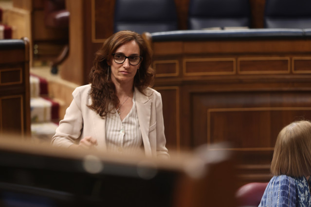 La ministra de Sanidad, Mónica García, interviene durante una sesión plenaria en el Congreso de los Diputados, a 27 de mayo de 2026, en Madrid (España). El pleno centra su actividad en el control al Gobierno mediante preguntas de la oposición. Los bloques