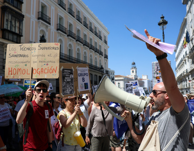 Manifestantes durante una concentración de Técnicos Superiores Sanitarios (TSS) frente al Ministerio de Hacienda, a 29 de mayo de 2026, en Madrid (España). La concentración tiene lugar para exigir