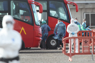 Los ciudadanos españoles evacuados del crucero MV Hondius fondeado cerca del puerto de Granadilla suben a los autocares de la UME, a 10 de mayo de 2026, en Granadilla de Abona, Tenerife, Islas Canari