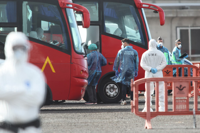 Los ciudadanos españoles evacuados del crucero MV Hondius fondeado cerca del puerto de Granadilla suben a los autocares de la UME, a 10 de mayo de 2026, en Granadilla de Abona, Tenerife, Islas Canarias (España). El operativo de evacuación del crucero MV H