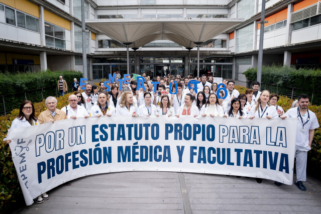 Archivo - Médicos portan pancarta con lema 'Por un estatuto propio para la profesión médica y facultativa' durante una concentración, frente al Hospital Universitario Infanta Leonor, a 18 de marzo de 2026, en Madrid (España). La concentración se enmarca e