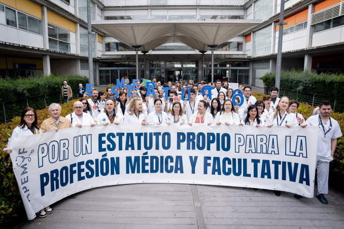 Archivo - Médicos portan pancarta con lema 'Por un estatuto propio para la profesión médica y facultativa' durante una concentración, frente al Hospital Universitario Infanta Leonor, a 18 de marzo