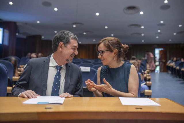 Archivo - Ministra de Sanidad, Mónica García, y el secretario de Estado de Educación, Abelardo de la Rosa Díaz