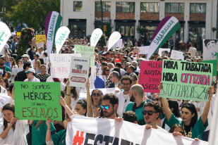 Archivo - Manifestación convocada por el Sindicato Médico Andaluz con motivo de la tercera jornada consecutiva de huelga contra el estatuto marco aprobado por el Ministerio de Sanidad. A 18 de febre