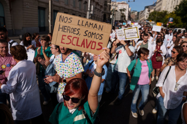 Archivo - Manifestante porta una pancarta que reza 'Nos llaman héroes, somos esclavos' durante la manifestación con motivo de la huelga de médicos contra el nuevo Estatuto Marco, frente al Congreso de los Diputados, a 3 de octubre de 2025, en Madrid (Espa