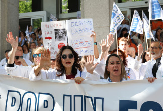Médicos y facultativos durante una concentración frente al Hospital La Princesa, a 21 de mayo de 2026, en Madrid (España). Médicos y facultativos de la Comunidad de Madrid iniciaron el lunes, 18 d