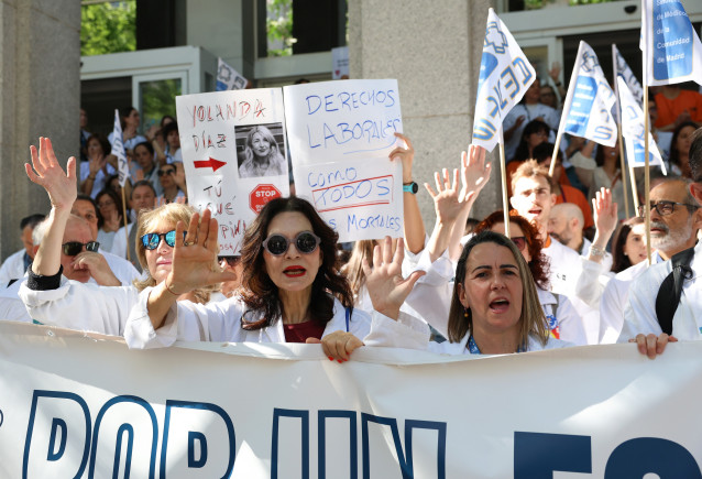 Médicos y facultativos durante una concentración frente al Hospital La Princesa, a 21 de mayo de 2026, en Madrid (España). Médicos y facultativos de la Comunidad de Madrid iniciaron el lunes, 18 de mayo, la cuarta semana de huelga indefinida para reclamar