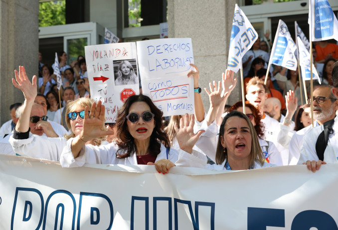 Médicos y facultativos durante una concentración frente al Hospital La Princesa, a 21 de mayo de 2026, en Madrid (España). Médicos y facultativos de la Comunidad de Madrid iniciaron el lunes, 18 d