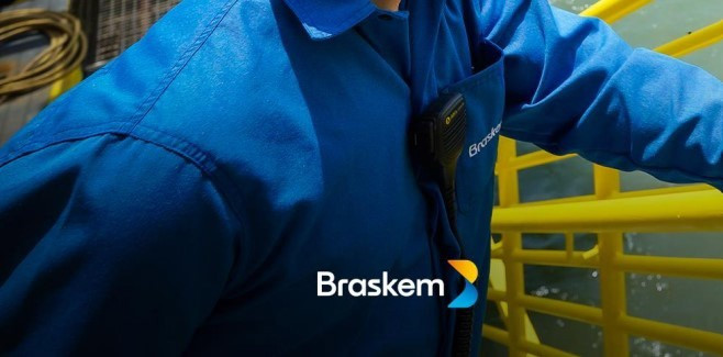 Archivo - Operario y logo de Braskem.